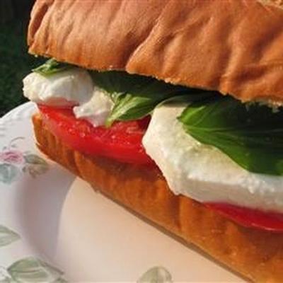sandwich met basilicum, tomaat en mozzarella
