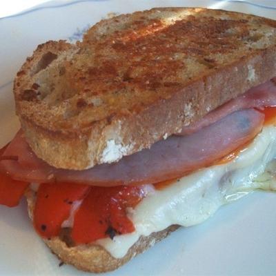 gegrilde geroosterde rode peper en ham sandwich