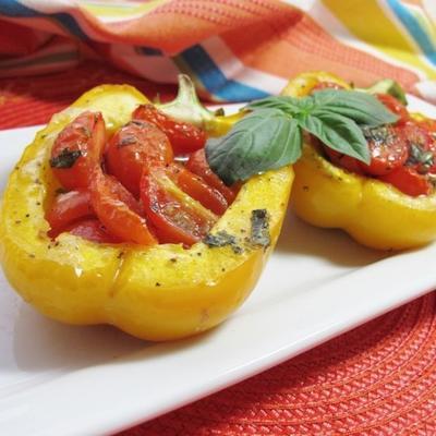 paprika's geroosterd met knoflook, basilicum en tomaten