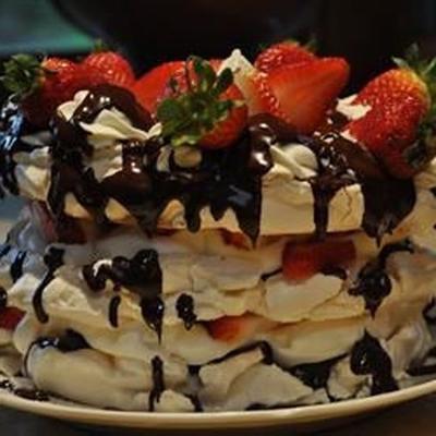 meringue cake met slagroom en frambozen