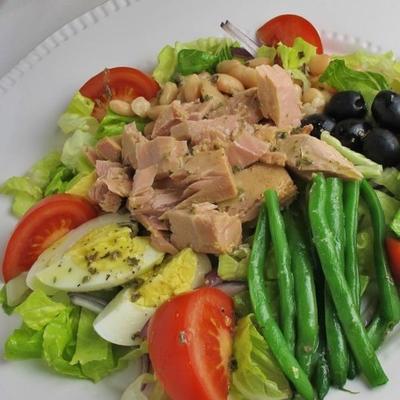 nicoise-stijl tonijnsalade met witte bonen en olijven