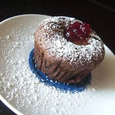 gesmolten chocoladecake met frambozen met suikercoating