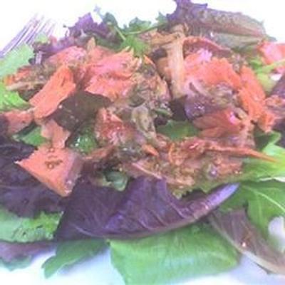 salade van gerookte zalm en waterkers met rode ui-kapper vinaigrette