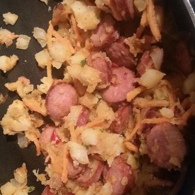 Kielbasa-hasj met wortelen en karwij