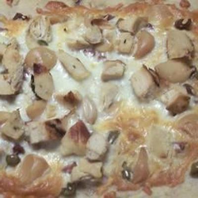 witte pizza met geroosterde knoflook en groene olijven