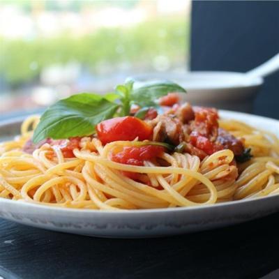 spaghetti met salami en spek
