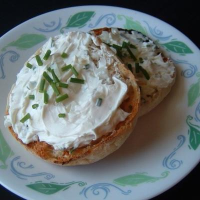 bieslook en ui yoghurt en roomkaas smeren