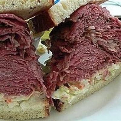 langzaam gekookt corned beef voor broodjes