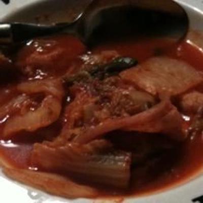 Koreaanse kimchi jigeh stoofpot