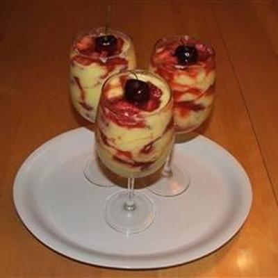 eenvoudige aardbeienpudding parfaits