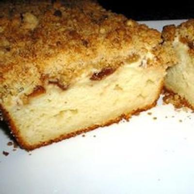 roomkaas gevulde coffeecake met fruitconserven en crumble topping