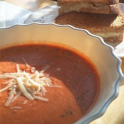 gekruide tomatenbisque met gegrilde brie toast