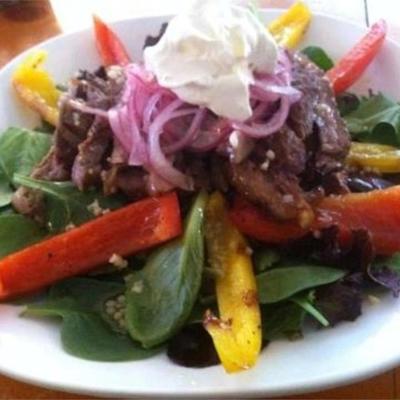 gegrilde fajita steak salade met ingelegde roze uien