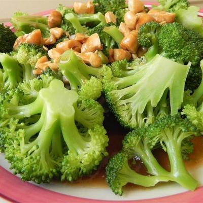 broccoli met lookboter en cashewnoten