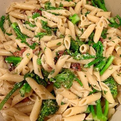 penne met garlicky broccolini