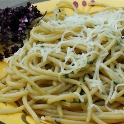 knoflook en Thaise basilicum spaghetti