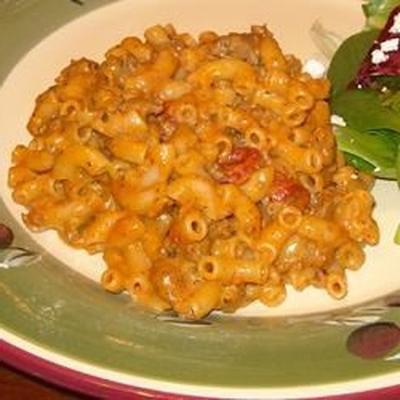 macaroni en kaas met gehakt, salsa en groene chilipepers