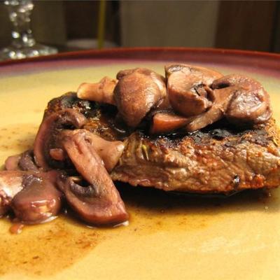 met tijm gewreven steaks met gebakken champignons