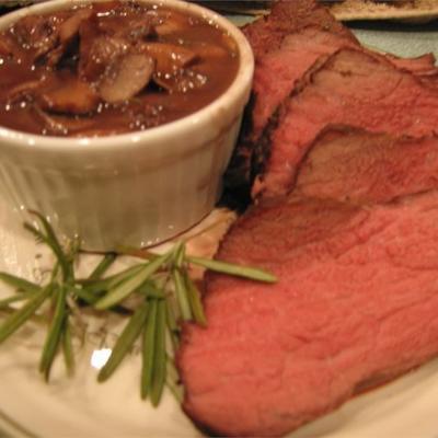 beenloos knoflook en rozemarijn gewreven prime rib met rode wijn champignonsaus