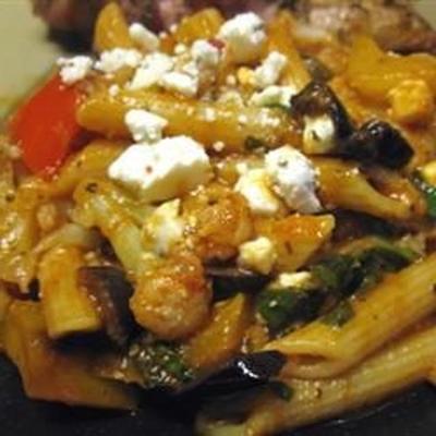 volkoren rigatoni en bloemkool, verwelkte rucola, feta en olijven