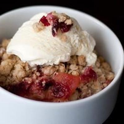 Apple knapperig met cranberrysaus