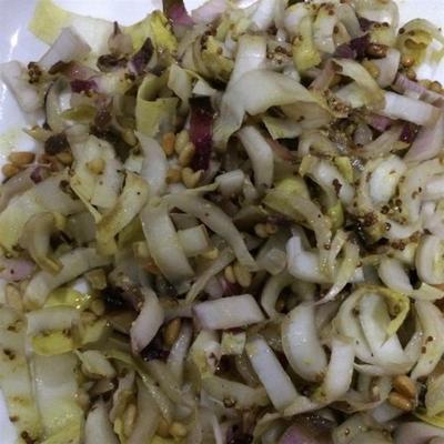 warme belgische andijvie en pijnboomnotensalade