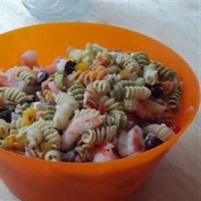 Griekse pastasalade met garnalen, tomaten, courgette, paprika's en feta