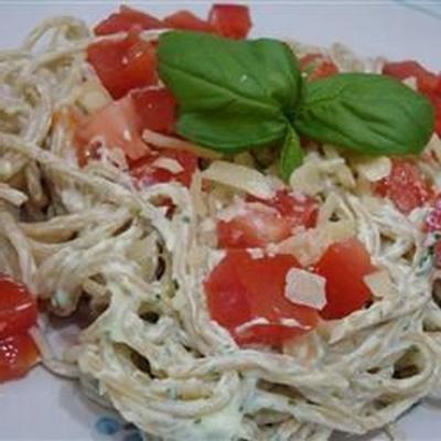 romige pesto pastasalade met kip, asperges en cherrytomaatjes