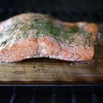 ceder plank-gegrilde zalm met knoflook, citroen en dille