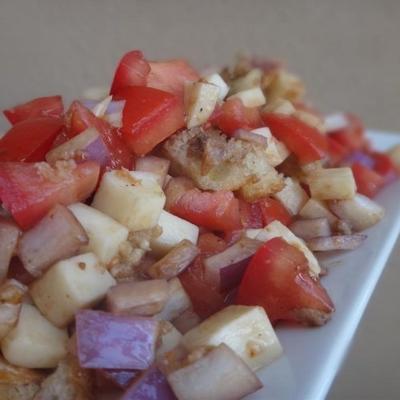 tomaat-broodsalade met basilicum en kappertjes