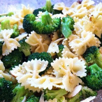 vlinderdas pasta met broccoli, knoflook en citroen