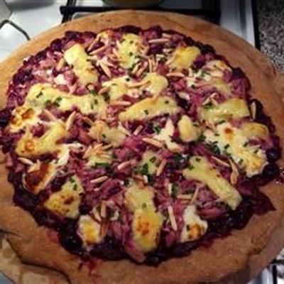 kip en cranberry pizza met brie en amandelen