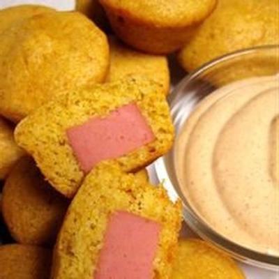mini-zuidwestelijke corn-pup-muffins met fiesta-dipsaus