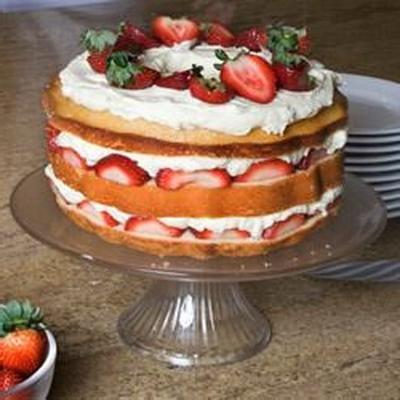 cake dragen met aardbeien en slagroom