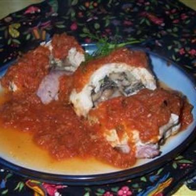 rollito's de pollo en salsa de guajillo (kiprolletjes in guajillo pepersaus)