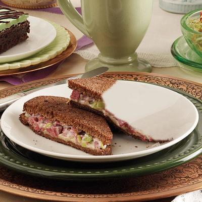 corned beef roggebrood geroosterde sandwichs