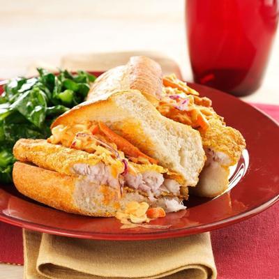 cajun vis sandwich met cajun slaw