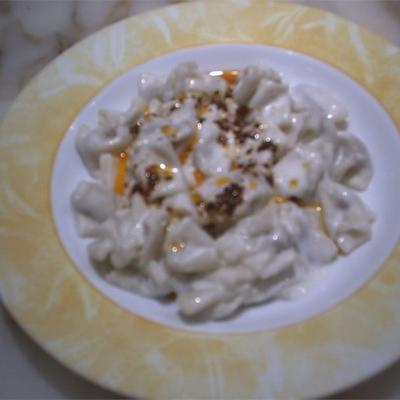 manti (Turkse 'ravioli' met yoghurtsaus)