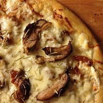 duck and fontina pizza met rozemarijn en gekarameliseerde uien