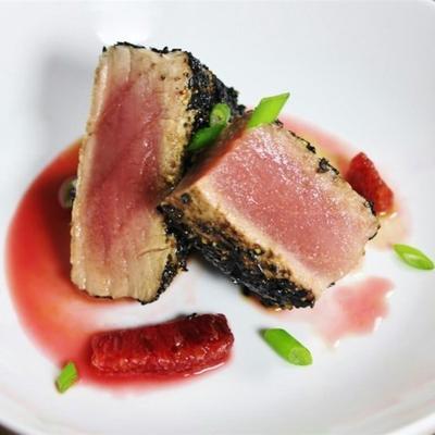 pan-aangebraden Ahi-tonijn met bloedsinaasappelsaus