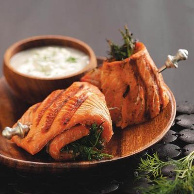 gegrilde zalm spiralen met dilly yoghurt komkommer dressing