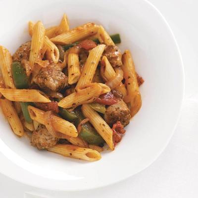 penne pasta met Italiaanse worst en paprika