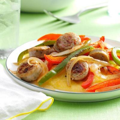 stenen gemalen kaas-polenta met kippenworst