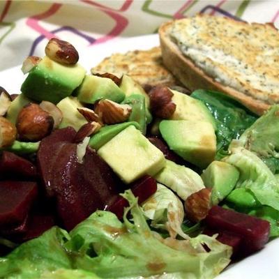 salade van avocado, bieten en rucola met chevre tartine