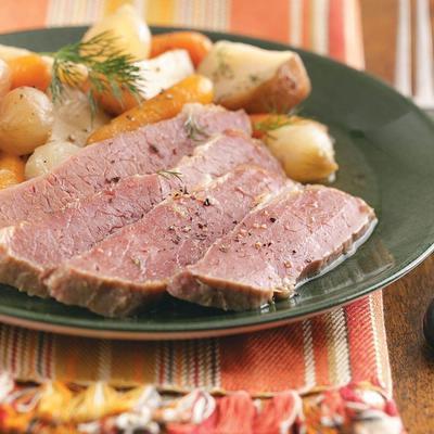 slowcooker ouderwetse corned beef and vegetables