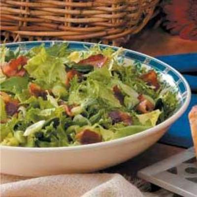 verwelkte groene salade