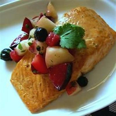 curried zalm met chutney van de zomerfruit