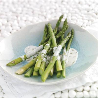 asperges met kruidige saus