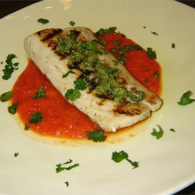 gegrilde mahi mahi met geroosterde pepersaus en koriander pesto