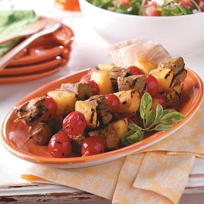 pittige gegrilde lamskotelet met romige komkommer dressing en honing pita's